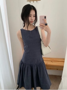 深蓝色