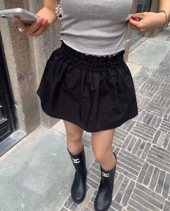 黑色