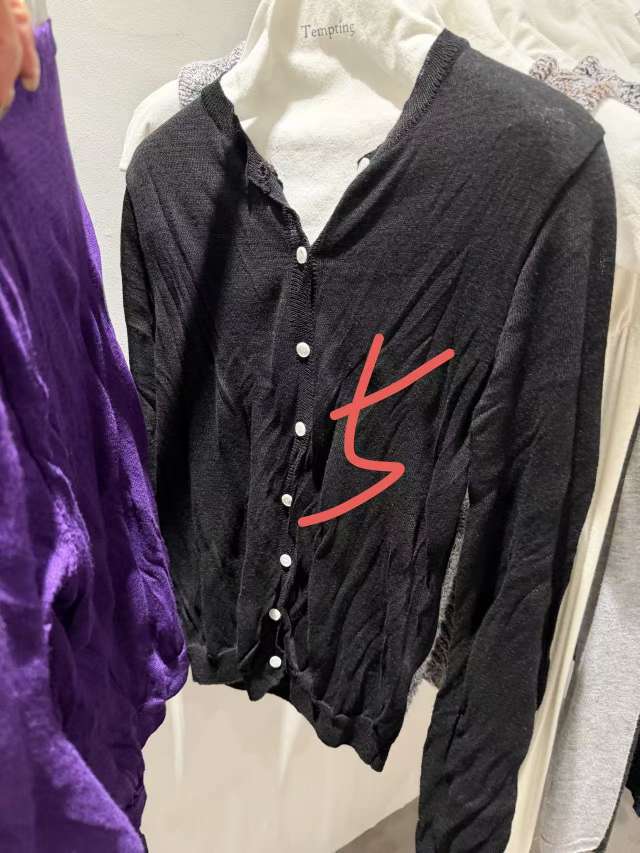 黑色