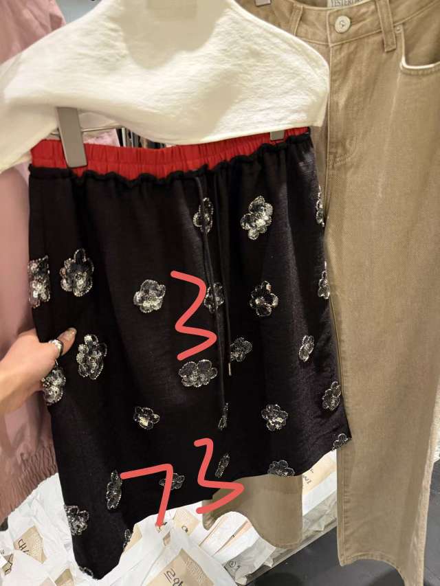 黑色