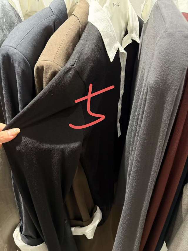 黑色