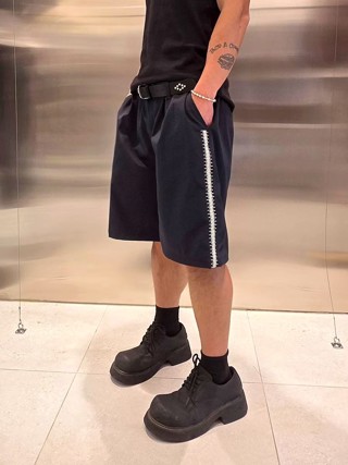 黑色