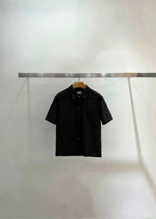 黑色