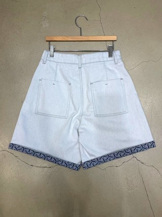 白色