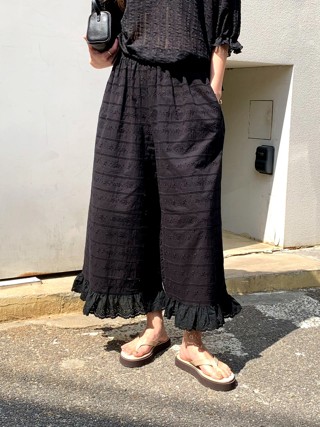 黑色