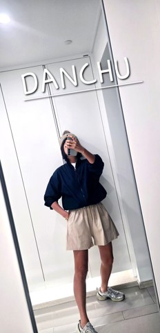 深蓝色