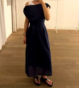 深蓝色