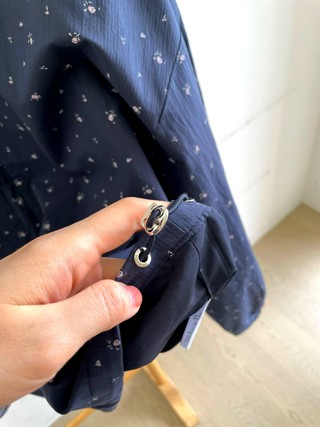 深蓝色