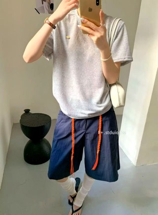 灰色