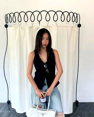 黑色