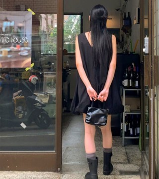 黑色