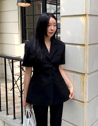 黑色