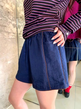 深蓝色