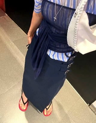 深蓝色
