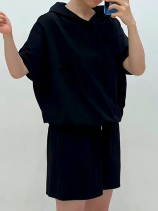 黑色