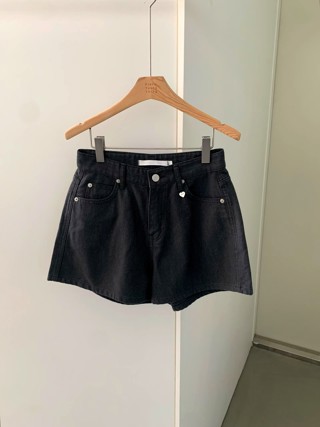 黑色