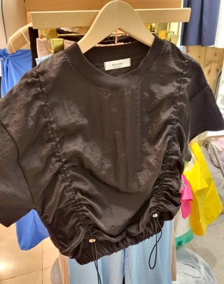 黑色