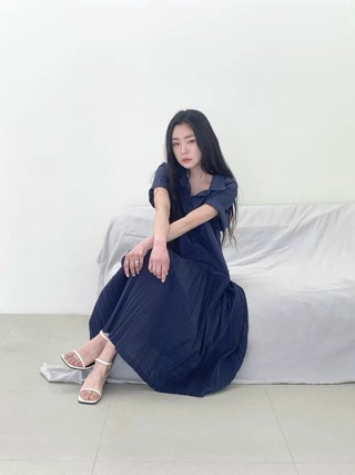 深蓝色