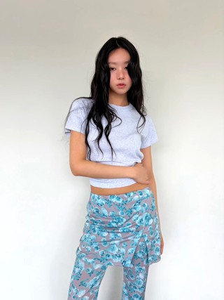 灰色