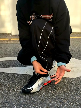 黑色