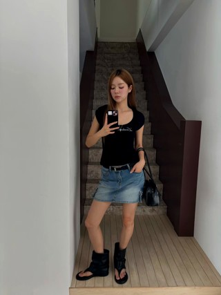 黑色