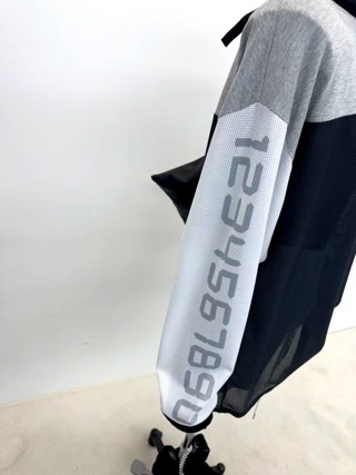 灰色