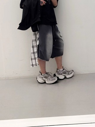 灰色