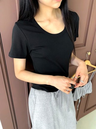 黑色