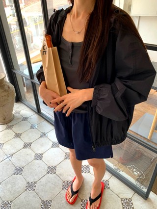 黑色