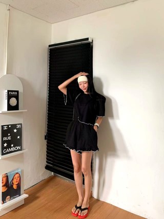 黑色