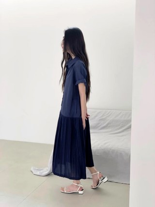深蓝色