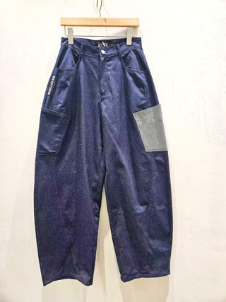 深蓝色