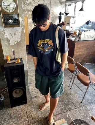 黑色