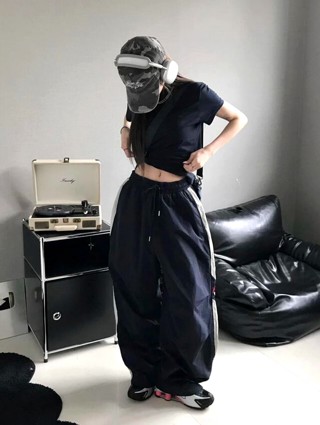 深蓝色