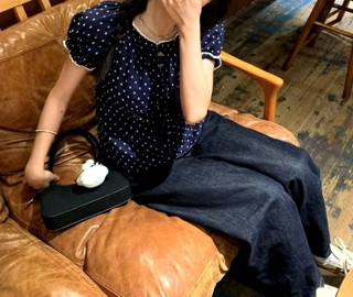 深蓝色