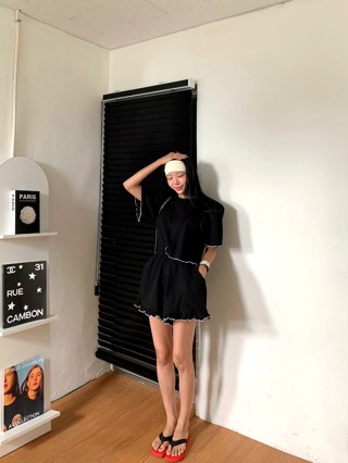 黑色