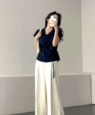 深蓝色