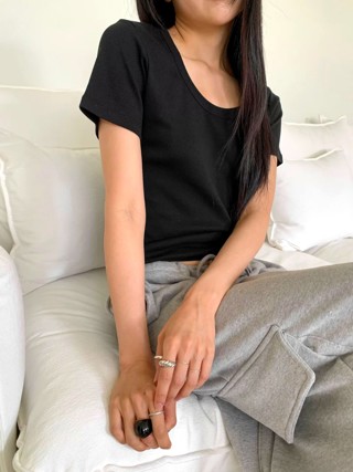 黑色