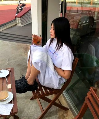 黑色