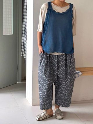 深蓝色