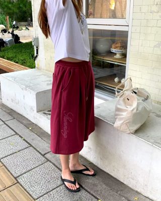 酒红色