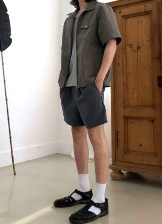 灰色