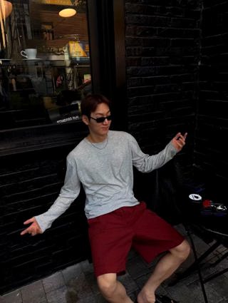 酒红色