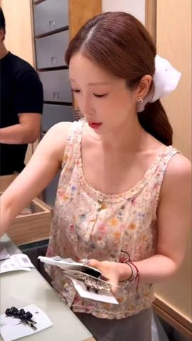 浅粉色