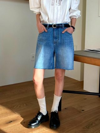 浅蓝色