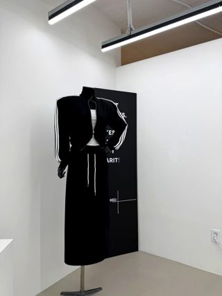 黑色