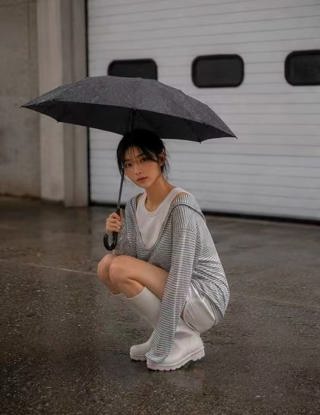 灰色