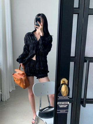 黑色