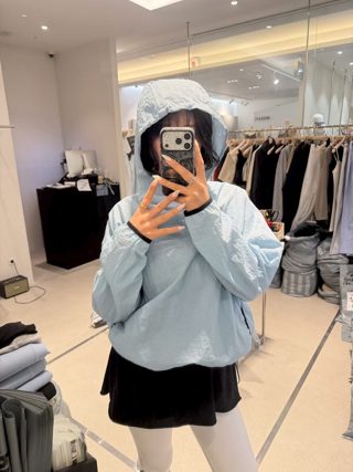 浅蓝色