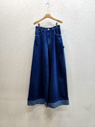 深蓝色